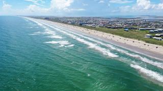 Bright Coastal Escape w Games Swing Chairs Minutes to Port A Beach Captain Kirk by AvantStay - 8