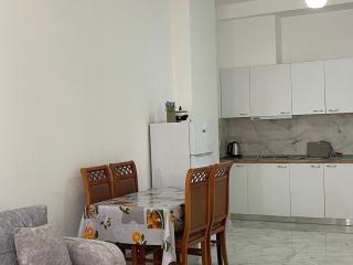 Bright and Spacious Retreat - 4