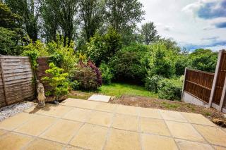 Beautiful 2 Bed Home with Spacious Garden - 5