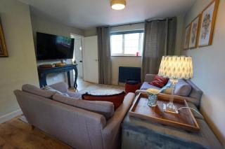 Beautiful 2 Bed Home with Spacious Garden - 3