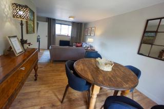 Beautiful 2 Bed Home with Spacious Garden - 1