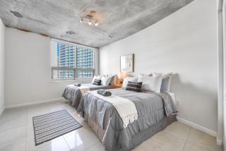 Contemporary Midtown Condo - Pool & Free Parking - 9