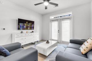 Peaceful 2BR by the Bay Pool and Coastal Vibes - 4