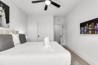 Peaceful 2BR by the Bay Pool and Coastal Vibes - 2