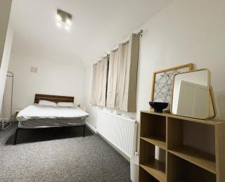 Cosy & Convenient 1 Bed House - 4