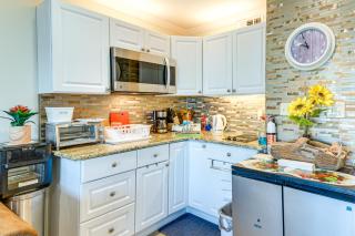 Steps to Shore Condo with Pool Access in Galveston! - 7