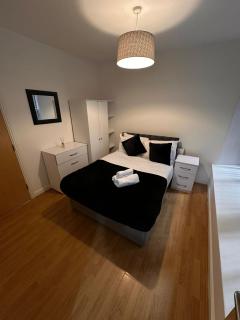 2 Bedroom City Centre Apartment Liverpool - 7