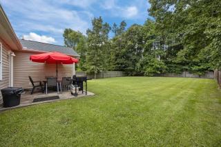 3-Bedroom Retreat with King Suite, Pool Table & Private Fenced Yard - 1