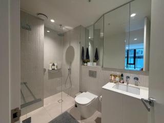 Stylish 2Bed 2Bath with Pool, Gym, Sauna and parking - 4