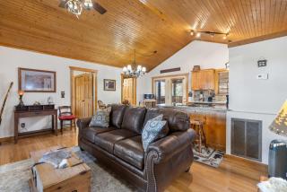 Grey Moose Lodge with Amenities Access - 5