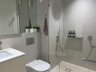 Stylish 2Bed 2Bath with Pool, Gym, Sauna and parking - 5