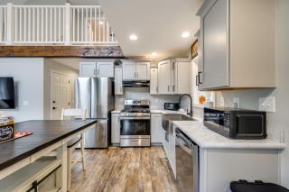 White Mtns Holiday Home! Cabin 1 Mi to Skiing - Campton Upper Village - 3