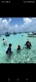 HABZ RIDES Private Glass Bottom Boat Excursions - 8