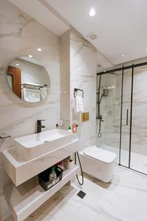 Five Blue View of Marina with Jacuzzi and WiFi - 7