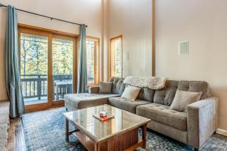 Mammoth Green #220 - Nearly Ski-In Ski-Out 3 Bedroom 2 Bath, Sleeps 8 - 9