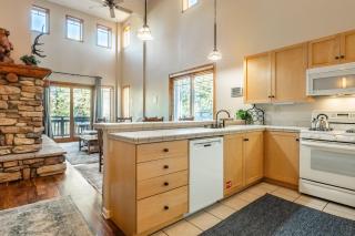 Mammoth Green #220 - Nearly Ski-In Ski-Out 3 Bedroom 2 Bath, Sleeps 8 - 4