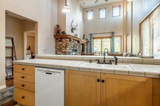 Mammoth Green #220 - Nearly Ski-In Ski-Out 3 Bedroom 2 Bath, Sleeps 8 - 3