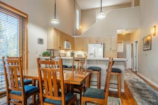 Mammoth Green #220 - Nearly Ski-In Ski-Out 3 Bedroom 2 Bath, Sleeps 8 - 1