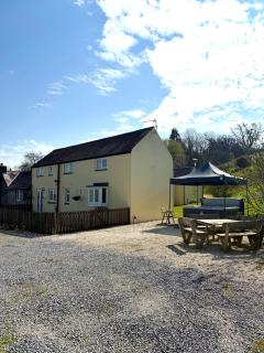 Meadowsweet Cottage Jacuzzi Edition - 9