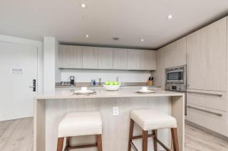Luxurious Beachfront 2-Bedroom 2-Bathroom with balcony Condo at Lyft Resort & Residences - Miami Beach - 9