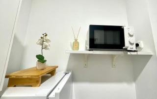 Designer and Quiet Studio 5 min to Maria Zambrano Station and 15 min walk to Beach - 3