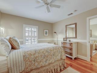 Apartment on Perry Lane - 1