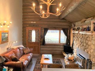 Rocky Mountains Nature Escape: Amazing Log Cabin with a Hot Tub in Darby, MT - 7