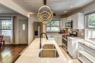 Beautiful Cottage with Hot-tub in Gary, Indiana - 9