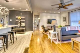 Beautiful Cottage with Hot-tub in Gary, Indiana - 3