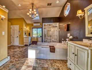 Luxurious Villa with Hot-tub, Fire Pit and Games in Gary, Indiana - 5