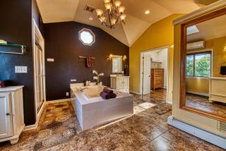Luxurious Villa with Hot-tub, Fire Pit and Games in Gary, Indiana - 4