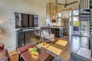 Incredible Waterfront Villa with Stunning Sights in Gary, Indiana - 7