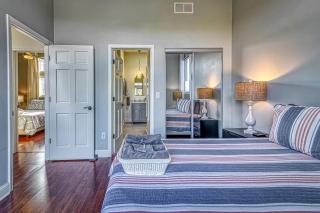 Incredible Waterfront Villa with Stunning Sights in Gary, Indiana - 2