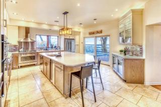 Incredible Lakefront Villa with Gorgeus Sights and Fireplace in Gary, Indiana - 8