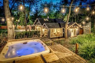 Charming Cozy Cabin with Hot-tub in Gary, Indiana - 0