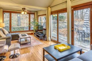 Charming Cozy Cabin with Hot-tub in Gary, Indiana - 6