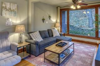 Charming Cozy Cabin with Hot-tub in Gary, Indiana - 5