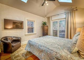 Charming Cozy Cabin with Hot-tub in Gary, Indiana - 3