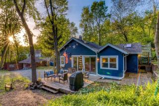 Charming Cozy Cabin with Hot-tub in Gary, Indiana - 2