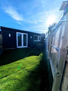 Modern Garden Tiny House in quiet York suburb - 3