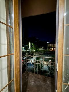 Charming Central Apartment with 2 Bedrooms & Balcony by Republic Square - 6