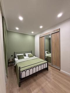 Charming Central Apartment with 2 Bedrooms & Balcony by Republic Square - 0