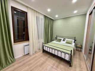 Charming Central Apartment with 2 Bedrooms & Balcony by Republic Square - 3