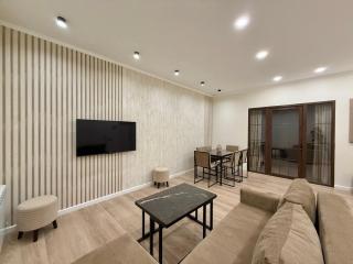 Charming Central Apartment with 2 Bedrooms & Balcony by Republic Square - 4