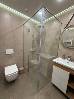 Charming Central Apartment with 2 Bedrooms & Balcony by Republic Square - 5