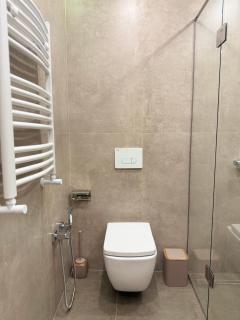 Charming Central Apartment with 2 Bedrooms & Balcony by Republic Square - 1