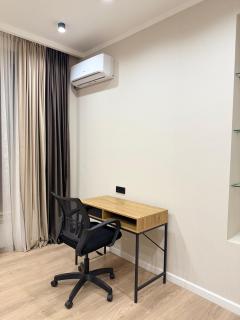 Charming Central Apartment with 2 Bedrooms & Balcony by Republic Square - 2