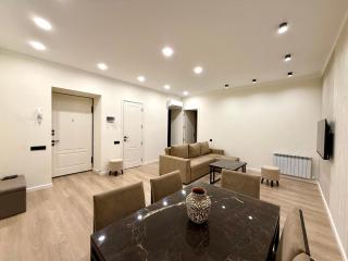 Charming Central Apartment with 2 Bedrooms & Balcony by Republic Square - 9