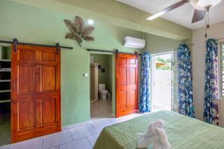 Gloria's Retreat 3Bed 4Bath AC Pool WiFi BBQ - 2