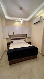 شقة فندقية امام المارينا 3 غرف 5 سراير - 9